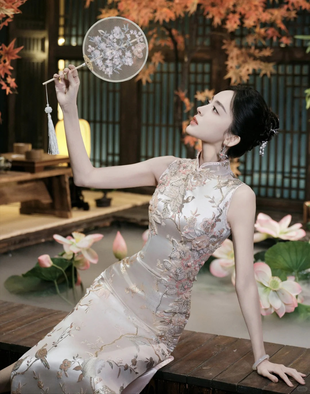Chinese qipao in diep bordeaux met geborduurde afwerking